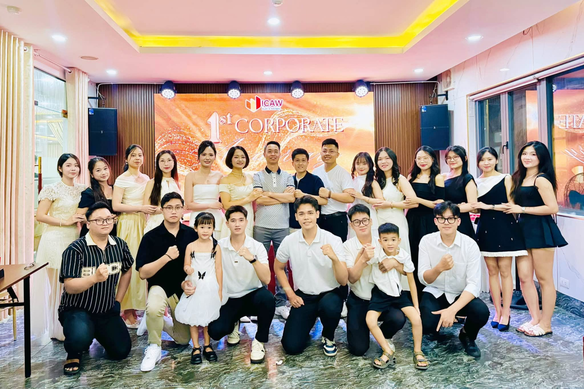 Anh_tap_the_Cong_ty_TNHH_Kiem_toan_ICAW.jpg (927 KB)